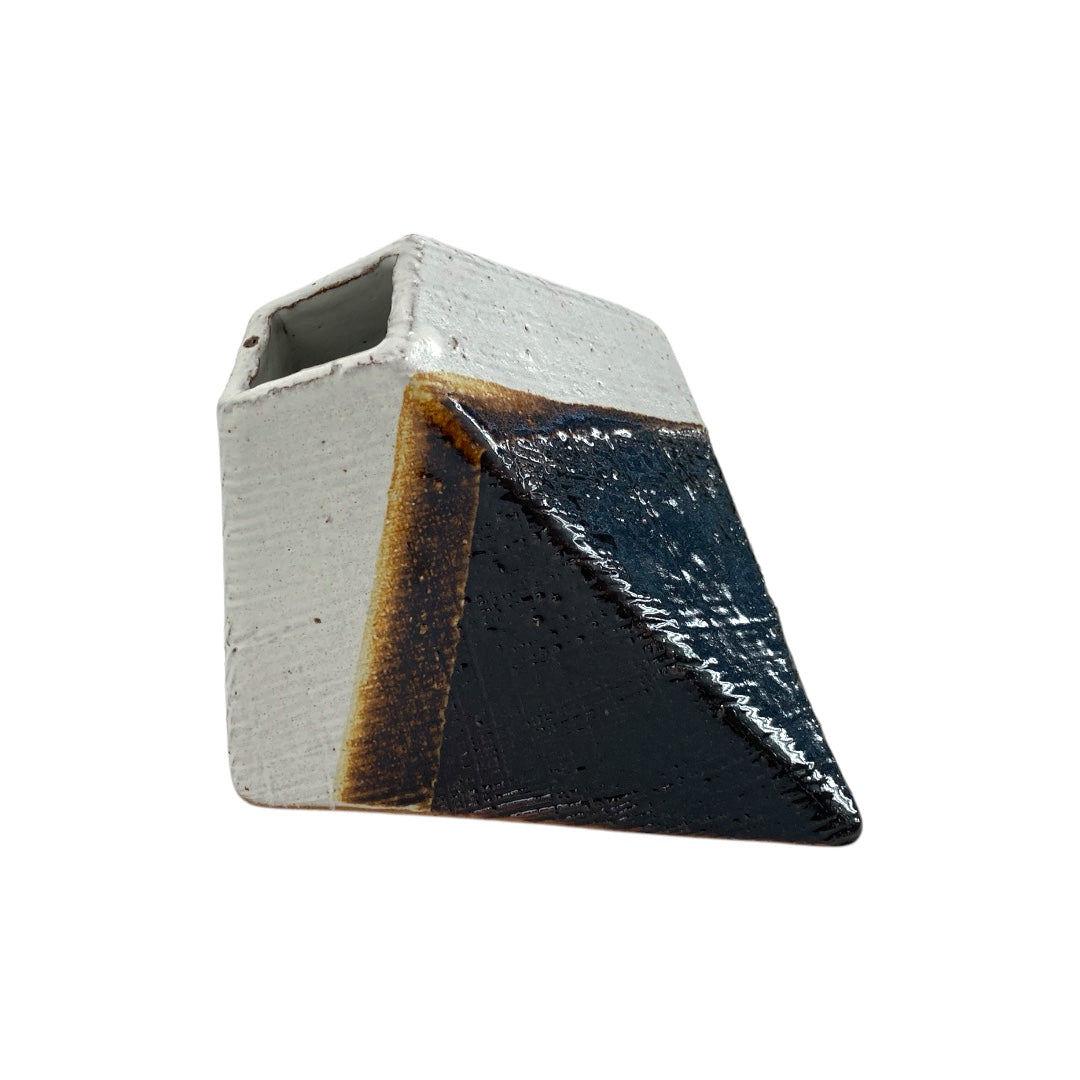 Sogetsu Pottery Studio's one-of-a-kind "Triangle Triangle"