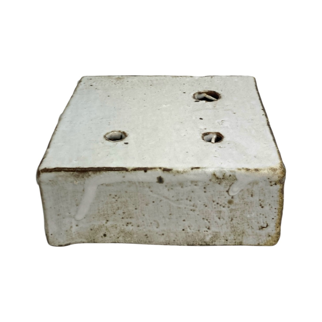 Sogetsu Pottery Studio's unique "Three Holes White"