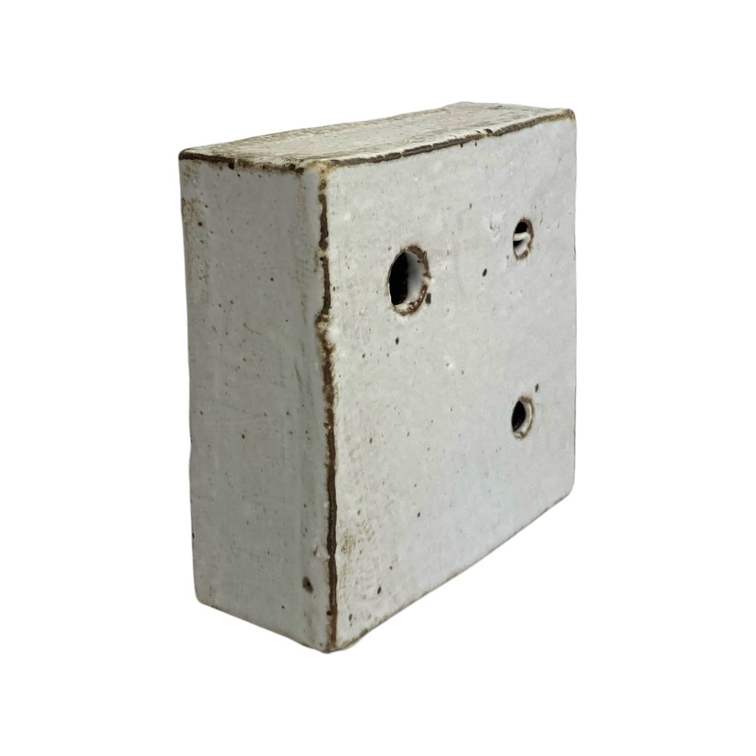 Sogetsu Pottery Studio's unique "Three Holes White"