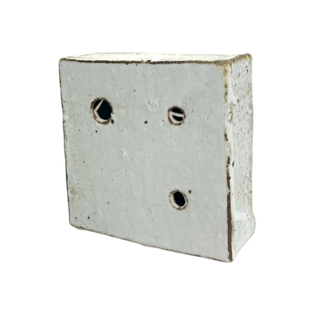 Sogetsu Pottery Studio's unique "Three Holes White"